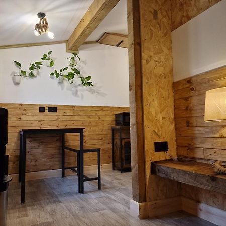 Two-Bedroom Cosy Country Lodge With Private Patio Greenhithe Экстерьер фото