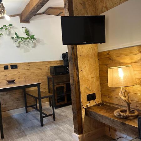 Two-Bedroom Cosy Country Lodge With Private Patio Greenhithe Экстерьер фото