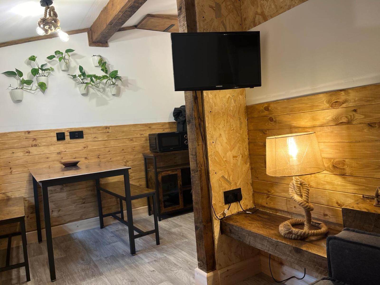 Two-Bedroom Cosy Country Lodge With Private Patio Greenhithe Экстерьер фото